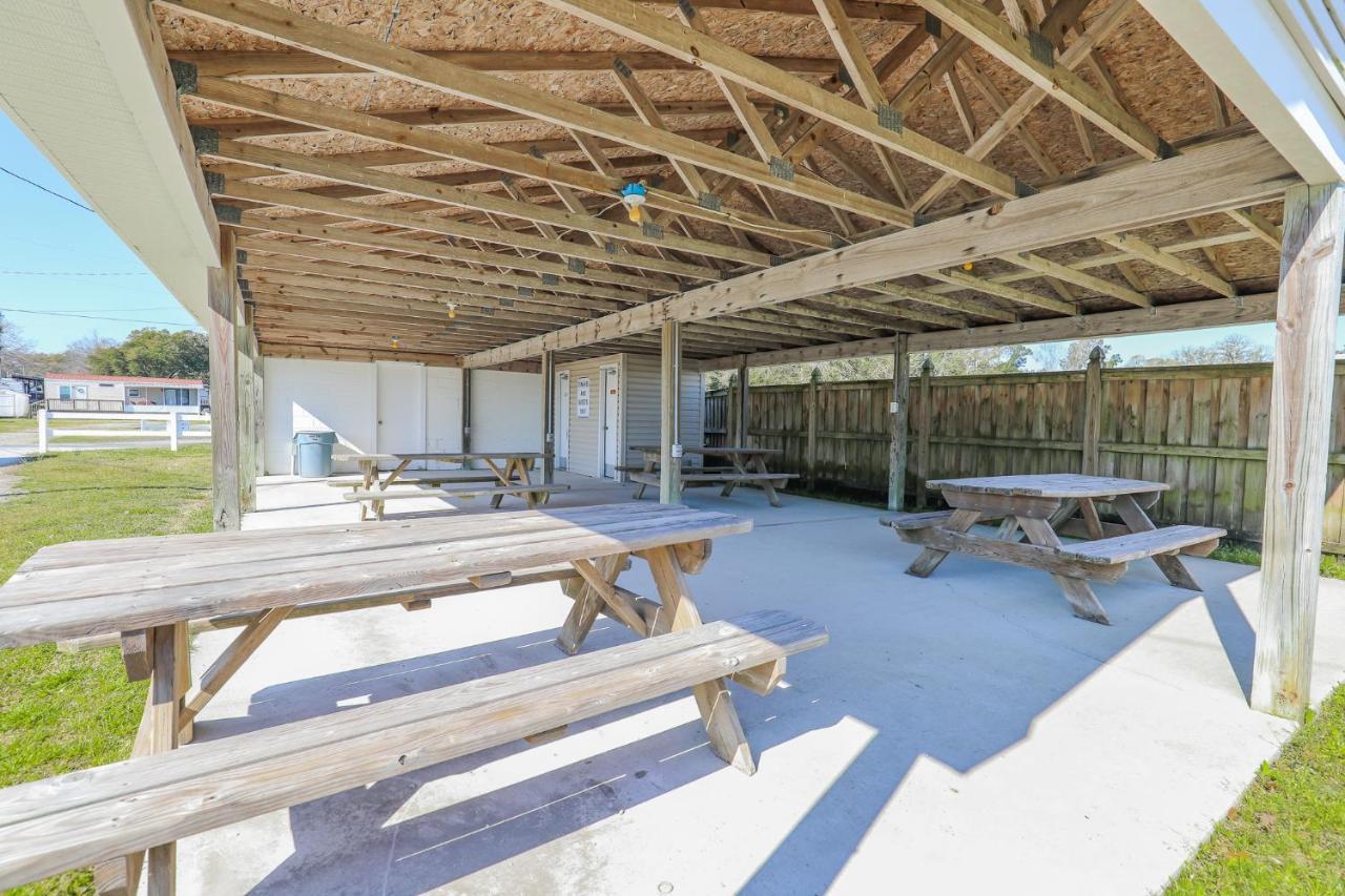 Spacious Home With Waterfront View-Welcome Pets Sneads Ferry Exterior foto