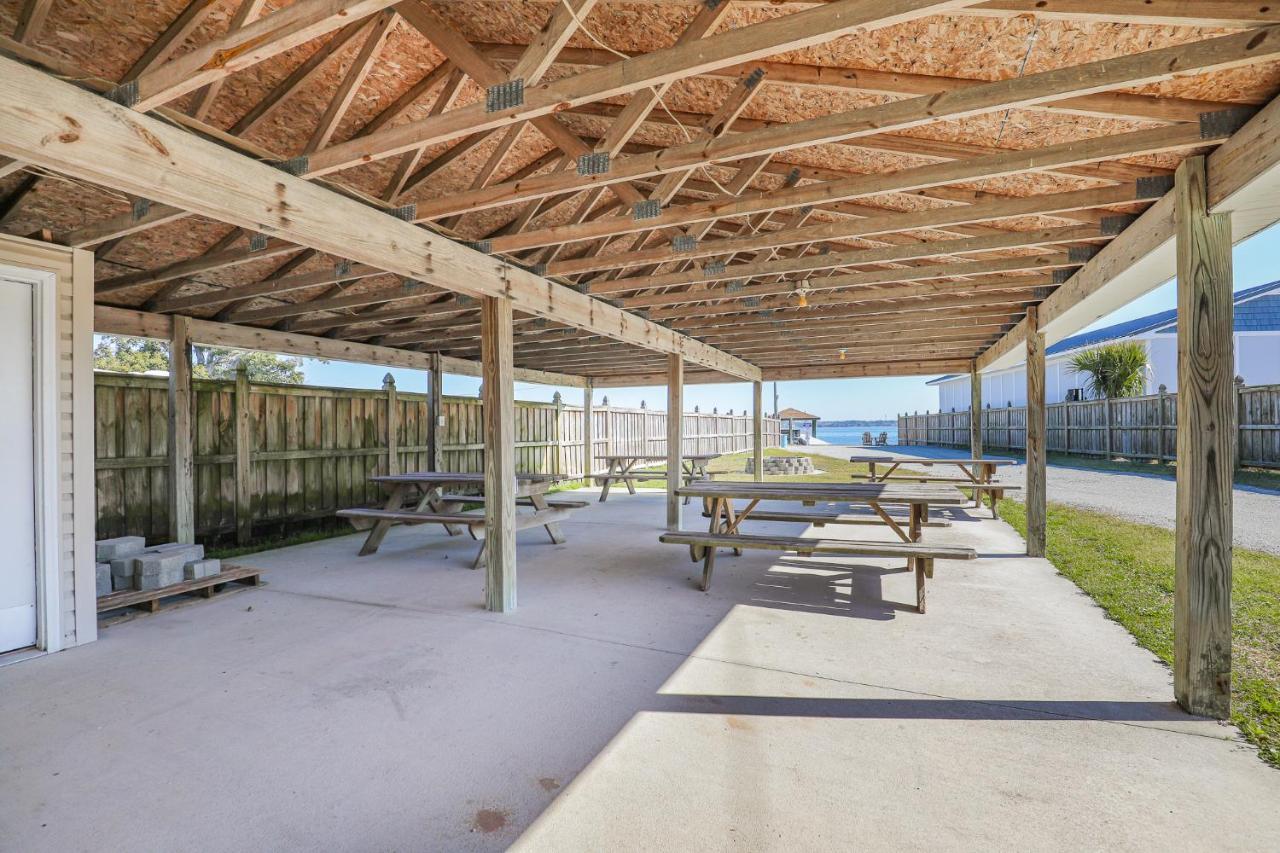 Spacious Home With Waterfront View-Welcome Pets Sneads Ferry Exterior foto